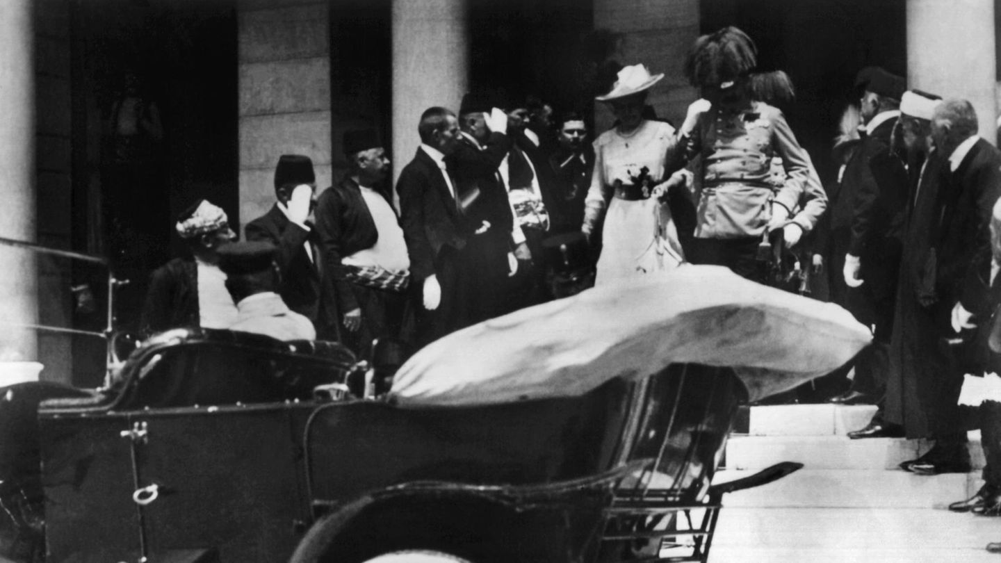 Archduke Franz Ferdinand An assassination attempt that the world fell into a world war: On June 28, 1914, the Austrian heir to the throne Archduke Franz Ferdinand and his wife Sophie in Sarajevo (Bosnia and Herzegovina) were shot by a Serbian nationalist. The photo shows the two moments before the fatal assassination. In response to the attack on the attack, Austria-Hungary places an ultimatum of Serbia; However, there have been long -lasting disputes among the major European powers. Austria-Hungary declared war on July 28, 1914 after the Ultimatum Serbia. Shortly afterwards, Russia joins the conflict, later Germany explains the war to the Russians and France. Great Britain was added in August, the United States in 1917. The First World War lasts four long years and is considered the original disaster of the 20th century.