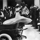 Ein Attentat, das die Welt in einen Weltkrieg stürzte: Am 28. Juni 1914 wird das österreichische Thronfolgerpaar Erzherzog Franz Ferdinand und seine Gemahlin Sophie in Sarajevo (Bosnien und Herzegowina) von einem serbischen Nationalisten erschossen. Das Foto zeigt die beiden wenige Augenblicke vor dem tödlichen Attentat. Österreich-Ungarn stellt als Reaktion auf das Attentat ein Ultimatum an Serbien; es gab allerdings schon vorher lang anhaltende Streitigkeiten unter den europäischen Großmächten. Österreich-Ungarn erklärt nach Ablauf des Ultimatums Serbien am 28. Juli 1914 den Krieg. Kurz darauf steigt Russland in den Konflikt ein, später erklärt Deutschland den Russen und Frankreich den Krieg. Im August kommt Großbritannien hinzu, 1917 die USA. Der Erste Weltkrieg dauert vier lange Jahre und gilt als Ur-Katastrophe des 20. Jahrhunderts.