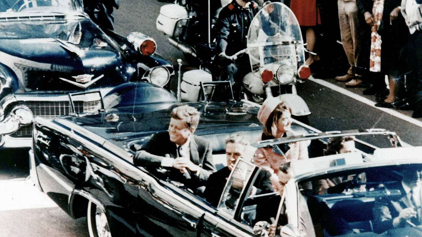John F. Kennedy John F. Kennedy und seine Frau Jacqueline in einer offenen Limousine kurz vor dem Attentat