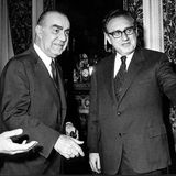Luis Carrero Blanco (links neben dem ehemaligen US-Außenminister Henry Kissinger)