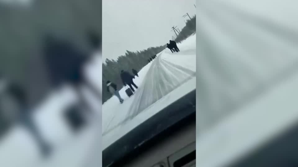 Video: Migrantenstrom an der russisch-finnischen Grenze Video: Migrantenstrom an der russisch-finnischen Grenze