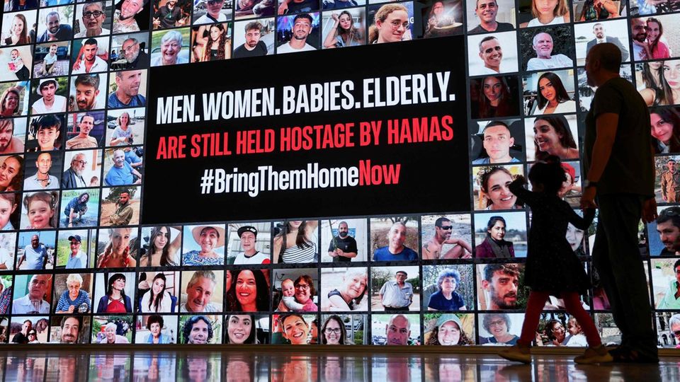 eine Collage der verschleppten Geiseln auf einer Leinwand