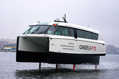 Tragflächenboot P-12 der Firma Candela gleitet durch das Wasser in den Stockholmer Schären