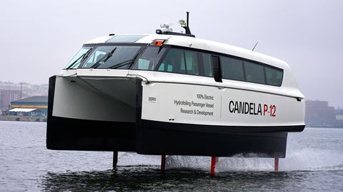 Tragflächenboot P-12 der Firma Candela gleitet durch das Wasser in den Stockholmer Schären