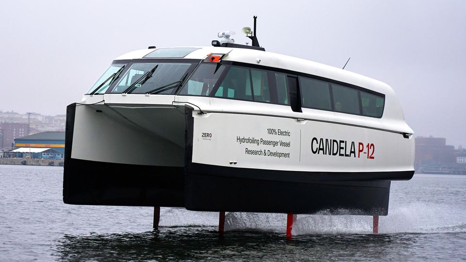 Hydrofoil Candela P-12 Fähre Elektroboot Tragflächenboot P-12 der Firma Candela gleitet durch das Wasser in den Stockholmer Schären