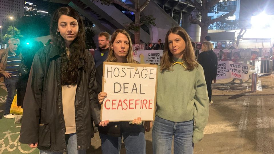 Austausch-Deal mit der Hamas: Shir Wertheim, 32, Alma Beck, 35, und Aya Hecht, 36, demonstrieren vor m Verteidigungsministerium in Tel Aviv für das Geisel-Abkommen Shir Wertheim, 32, Alma Beck, 35, und Aya Hecht, 36, demonstrieren vor m Verteidigungsministerium in Tel Aviv für das Geisel-Abkommen