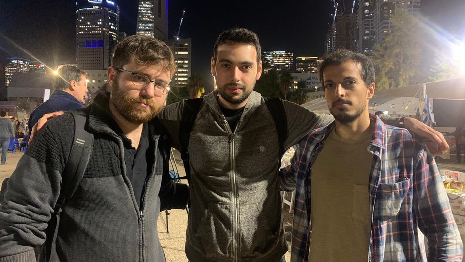 Exchange deal with Hamas: Friends of the young woman Noa, who was kidnapped from the music festival on her motorcycle. From left: Sagi Hecht, Rom Kurtz and Daniel Ashwa Friends of the young woman Noa, who was kidnapped from the music festival on her motorcycle. From left: Sagi Hecht, Rom Kurtz and Daniel Ashwa