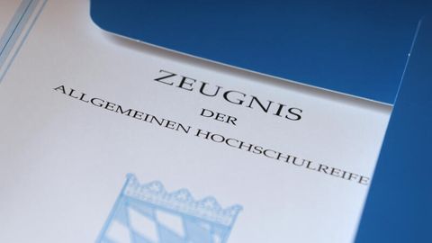 Ein bayerisches Zeugnis der Allgemeinen Hochschulreife (Abiturzeugnis) aus dem Jahr 2015 liegt auf einem Tisch