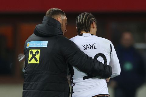 Österreichs Nationalspieler-Veteran Marko Arnautovic begleitete Sané seelsorgerisch vom Platz