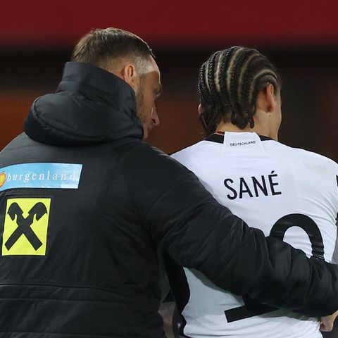 Österreichs Nationalspieler-Veteran Marko Arnautovic begleitete Sané seelsorgerisch vom Platz