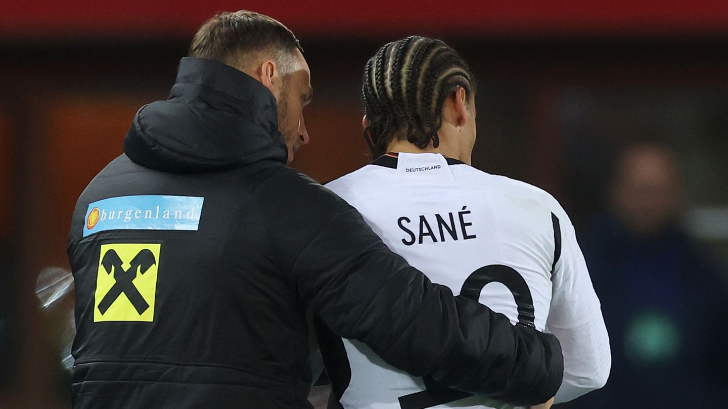 Österreichs Nationalspieler-Veteran Marko Arnautovic begleitete Sané seelsorgerisch vom Platz