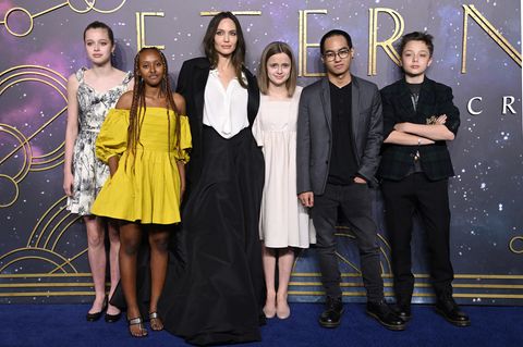 Angelina Jolie mit fünf ihrer sechs Kinder auf dem roten Teppich der Premiere des Films "Eternal"