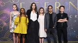 Angelina Jolie mit fünf ihrer sechs Kinder auf dem roten Teppich der Premiere des Films "Eternal"
