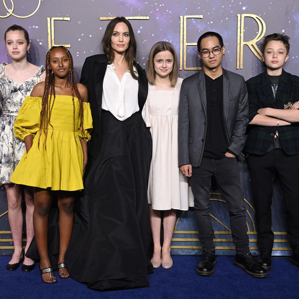 Angelina Jolie mit fünf ihrer sechs Kinder auf dem roten Teppich der Premiere des Films "Eternal"