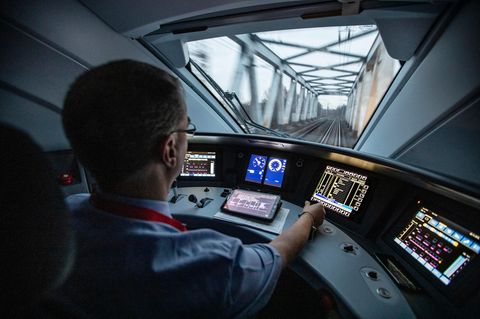 Lokführer im Führerstand eines ICE