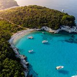 Der Sommerurlaub in Griechenland könnte nächstes Jahr deutlich teurer werden. Die Regierung hat eine neue "Abgabe für die Klimaresilienz" eingeführt, die ab nächstem Jahr für jeden Touristen anfällt. Die Höhe der neuen Gebühr richtet sich nach der Art der Unterkunft. Wer in der Hauptsaison, also zwischen März und Oktober, in einer Unterkunft mit einem oder zwei Sternen schläft, muss 1,50 Euro pro Tag draufzahlen, bei drei Sternen sind es drei Euro. Gäste eines Vier-Sterne-Hotels zahlen sieben Euro täglich drauf, wer in einem 5-Sterne-Hotel nächtigt, muss 10 Euro mehr täglich zahlen. Damit erhofft sich die Regierung, dem Ziel des nachhaltigen Tourismus näherzukommen. Eine gute Nachricht: Die Kurtaxe in Höhe von 50 Cent bis 1,50 Euro, die bisher angefallen ist, fällt mit der neuen Gebühr dann nicht mehr an. 