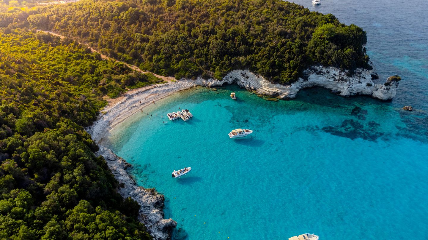 Mittwoch, 22. November 2023: Griechenland führt Klimaabgabe für Urlauber ein Der Sommerurlaub in Griechenland könnte nächstes Jahr deutlich teurer werden. Die Regierung hat eine neue "Abgabe für die Klimaresilienz" eingeführt, die ab nächstem Jahr für jeden Touristen anfällt. Die Höhe der neuen Gebühr richtet sich nach der Art der Unterkunft. Wer in der Hauptsaison, also zwischen März und Oktober, in einer Unterkunft mit einem oder zwei Sternen schläft, muss 1,50 Euro pro Tag draufzahlen, bei drei Sternen sind es drei Euro. Gäste eines Vier-Sterne-Hotels zahlen sieben Euro täglich drauf, wer in einem 5-Sterne-Hotel nächtigt, muss 10 Euro mehr täglich zahlen. Damit erhofft sich die Regierung, dem Ziel des nachhaltigen Tourismus näherzukommen. Eine gute Nachricht: Die Kurtaxe in Höhe von 50 Cent bis 1,50 Euro, die bisher angefallen ist, fällt mit der neuen Gebühr dann nicht mehr an.
