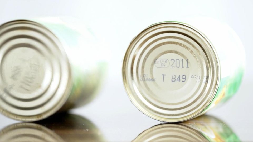 Selbstexperiment: 13 Jahre alte Konservensuppe – Reporterin ernährt sich eine Woche von abgelaufenen Lebensmitteln