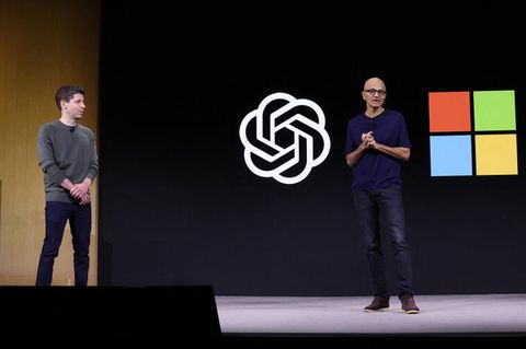 Anfang November war Sam Altman (links) noch Chef von OpenAI, als er mit Microsoft-CEO Satya Nadella in San Francisco auf der Bühne stand