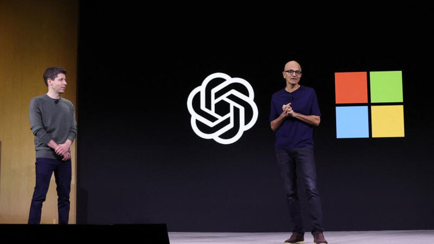 Anfang November war Sam Altman (links) noch Chef von OpenAI, als er mit Microsoft-CEO Satya Nadella in San Francisco auf der Bühne stand