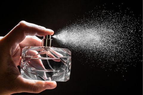 Black Friday Parfum: Eine Parfümflasche versprüht den Duft