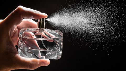 Black Friday Parfum: Eine Parfümflasche versprüht den Duft