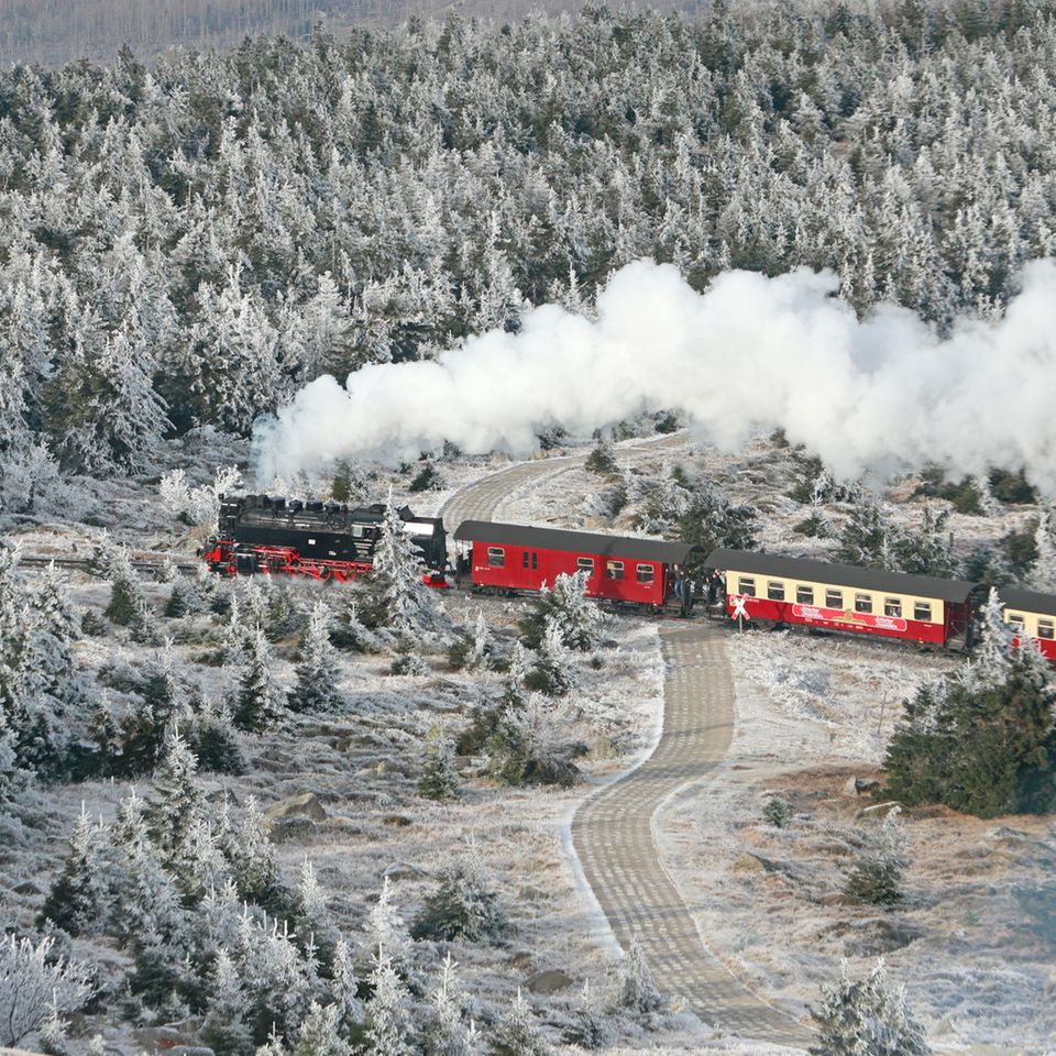 Schierke, Sachsen-Anhalt. Noch ist es nur Raureif, der den Brockenwald bedeckt. Ein Zug der Harzer Schmalspurbahnen fährt bald wohl durch Schnee. Denn Tief "Niklas" sorgt in den kommenden Tagen für wechselhaftes, teils stürmisches Wetter und bringt für manche Gebiete auch den ersten Schnee – etwa im Harz.  Die Schneefallgrenze sinkt am Freitag bis in mittlere Lagen ab. In der Nacht zum Samstag könnten die Schauer teils sogar bis in tiefe Lagen als Schnee niedergehen, sagt Meteorologe Sebastian Schappert vom Deutschen Wetterdienst. "Dennoch wird es vielerorts nicht zum Schlittenfahren ausreichen." So würde der Schnee aufgrund der Temperaturen und der noch vorhandenen Bodenwärme zu schnell schmelzen.