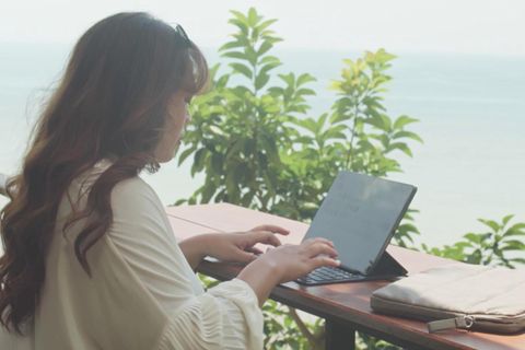 Gen-Z ist die Generation der Zukunft und damit auf dem Arbeitsmarkt schwer gefragt. Doch ganz so einfach macht sie es den Arbeitgebern nicht. Welche Möglichkeiten die neue Generation sich wünscht und was einige Unternehmen bereits anbieten, um Arbeitnehmende für sich zu gewinnen, sehen Sie im Video.