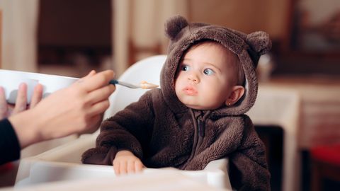 Ein Baby guckt entsetzt und will nicht essen