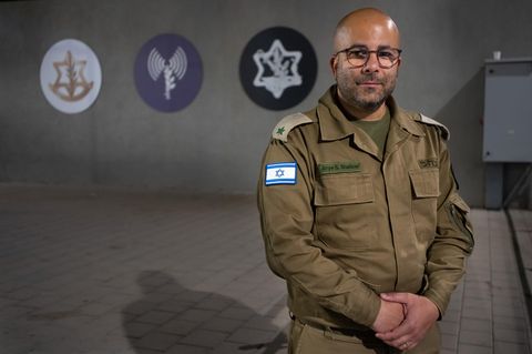 Der Sprecher der israelischen Armee, Arye Sharuz Shalicar, auf einer Militärbasis in Tel Aviv.