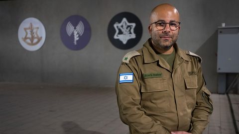 Der Sprecher der israelischen Armee, Arye Sharuz Shalicar, auf einer Militärbasis in Tel Aviv.