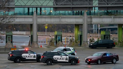 Kanadische Polizeifahrzeuge stehen in der Nähe des Grenzübergangs Rainbow Bridge in die USA in Niagara Falls