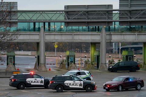 Kanadische Polizeifahrzeuge stehen in der Nähe des Grenzübergangs Rainbow Bridge in die USA in Niagara Falls