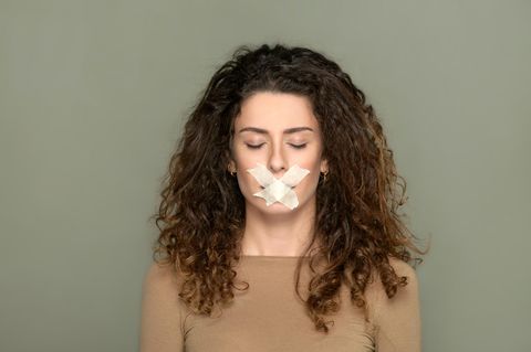 Immer mehr Menschen kleben sich ihrer Gesundheit zuliebe nachts den Mund zu