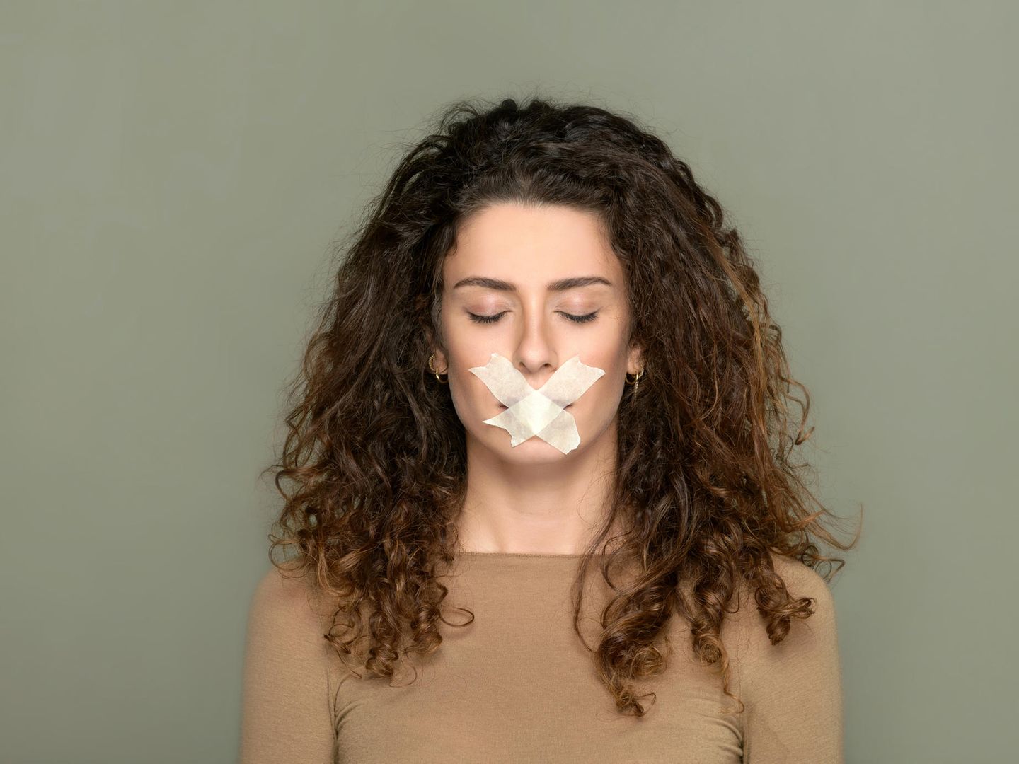 Mouth-Taping: Warum sich immer mehr Menschen beim Schlafen den Mund  zukleben