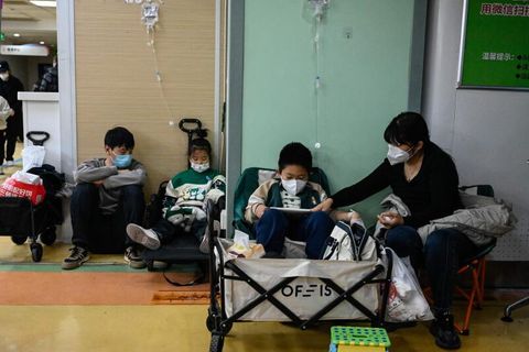 Kinder in einem Krankenhaus in Beijing. Die WHO warnt vor einem Anstieg an Atemwegserkrankungen
