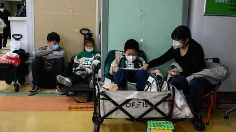Kinder in einem Krankenhaus in Beijing. Die WHO warnt vor einem Anstieg an Atemwegserkrankungen