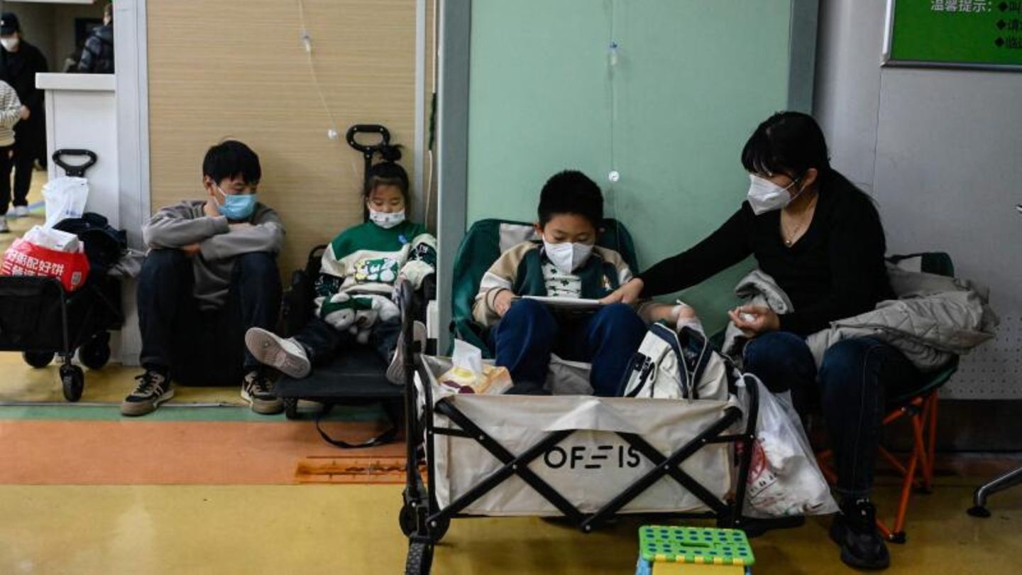 Kinder in einem Krankenhaus in Beijing. Die WHO warnt vor einem Anstieg an Atemwegserkrankungen
