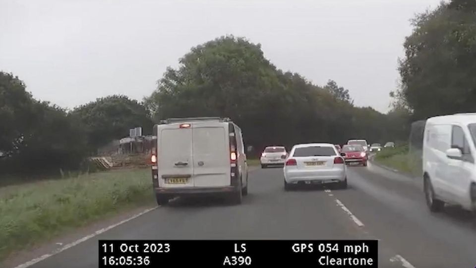 England: Mit 160 km/h durch den Gegenverkehr – Autofahrer flieht in wilder Verfolgungsjagd vor der Polizei England: Mit 160 km/h durch den Gegenverkehr – Autofahrer flieht in wilder Verfolgungsjagd vor der Polizei
