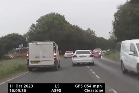 England: Mit 160 km/h durch den Gegenverkehr – Autofahrer flieht in wilder Verfolgungsjagd vor der Polizei