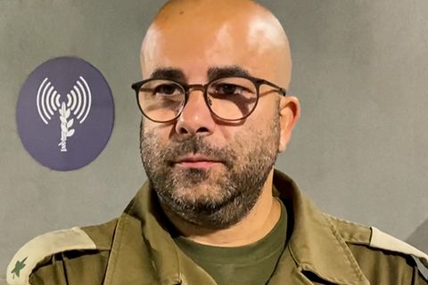 Israelischer Armeesprecher zeigt Nachrichten, die er erhält