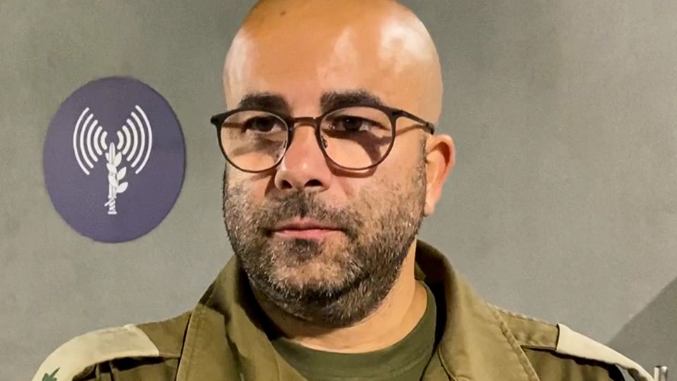 Israelischer Armeesprecher zeigt Nachrichten, die er erhält