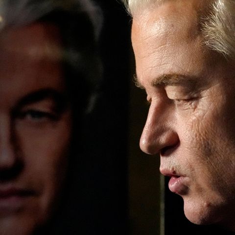 Das Gesicht von Geert Wilders spiegelt sich in einer dunklen Glasscheibe