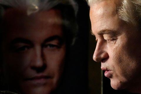 Das Gesicht von Geert Wilders spiegelt sich in einer dunklen Glasscheibe