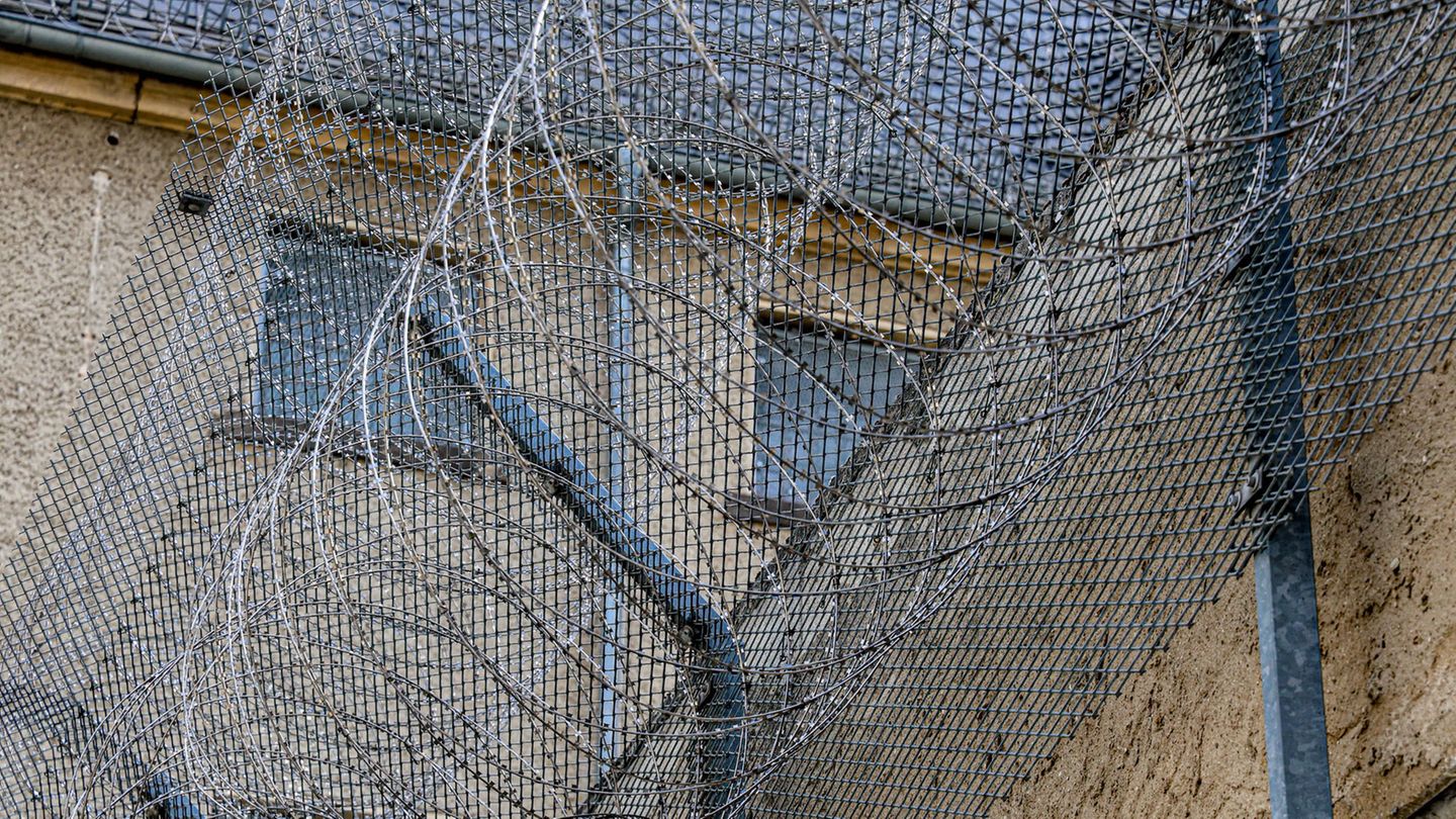 Außenansicht eines Gefängnisses