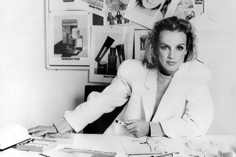 Jil Sander sitzt 1983 am Schreibtisch ihres Hamburger Büros