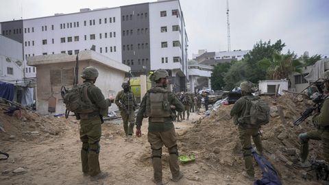 Israelische Soldaten stehen vor dem Schifa-Krankenhaus in Gaza