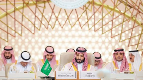 Kronprinz Mohammed bin Salman mit Regierungsvertretern auf dem Saudi-Arabien-Afrika-Gipfel in Riad.