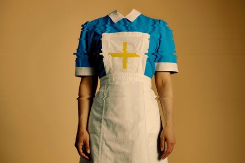 Krankenschwester mit wegretuschiertem Kopf