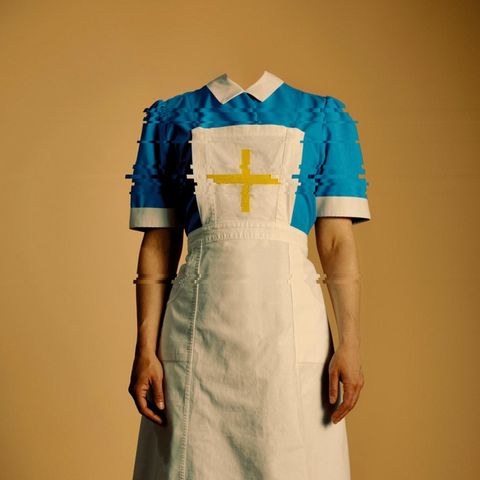 Krankenschwester mit wegretuschiertem Kopf